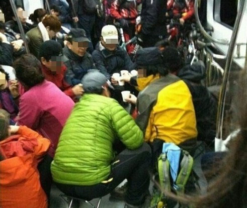 지하철 민폐 끝판왕, 통로 가로막고 술판? '분노'