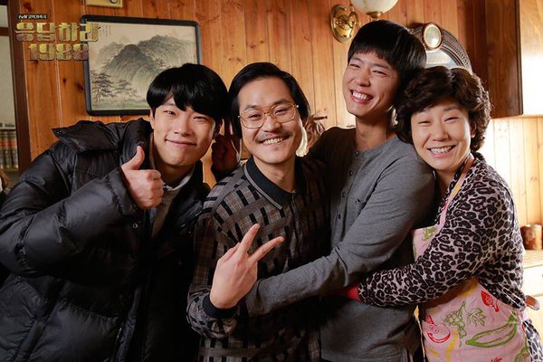 응답하라1988 박보검, 김성균 가족과 한 컷! '라미란의 적극 백허그!' - 머니투데이방송