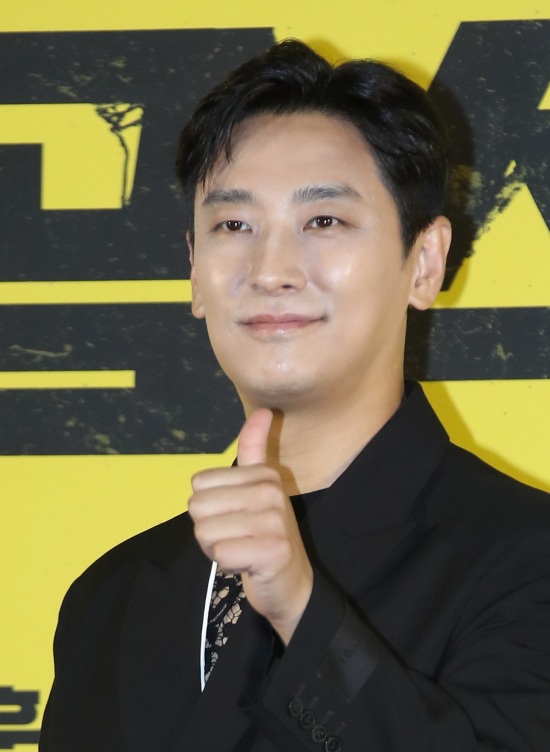 [스타코노미] '50억 잭팟' 주지훈, 소속사 합병에 참을 수 없는 웃음 - 뉴스 썸네일 이미지