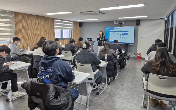 <b>익산시</b>, <b>청년 취업</b> 도전 <b>지원</b>…중·장기반 참여자 모집