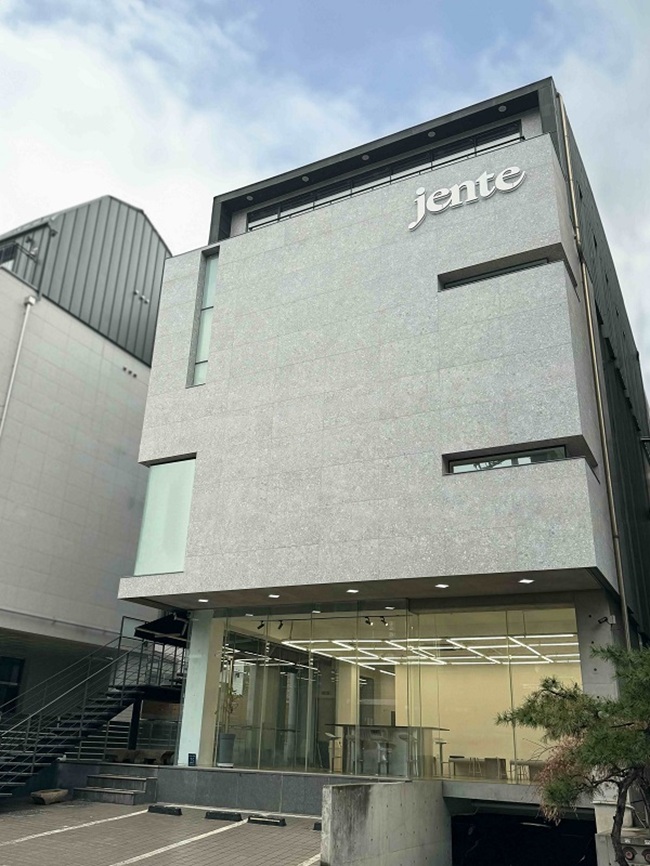 [단독]명품 플랫폼 위기 현실화...매출 1위 내세우던 젠테, 250억에 사옥... - 뉴스 썸네일 이미지