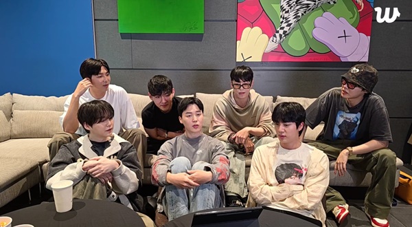 방탄소년단, 봄날 컴백 확정! 곡 작업과 병역 의무 소화… 성공적인 완전체 귀환 가능성은?