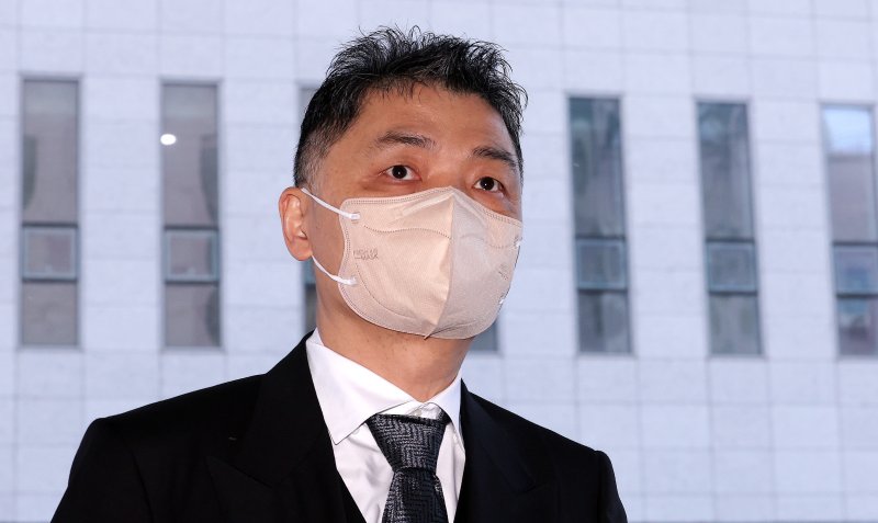 [앞과뒤]카카오 김범수의 수난...탈출구는 없나 - 뉴스 썸네일 이미지