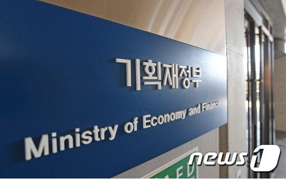 <b>특검</b>, 기재부·<b>수은 압수수색</b>…尹 정부 캄보디아 경협 관련