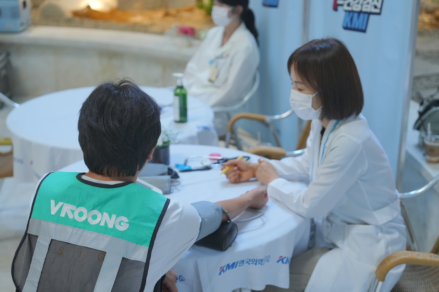 부릉, KB금융·KMI와 협업! 라이더 맞춤 건강검진 버스 운영…'안전 운행' 지원