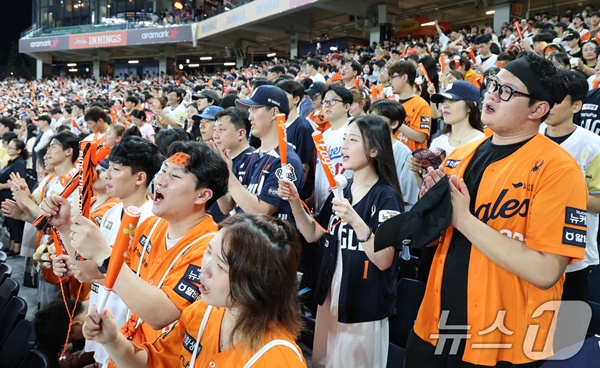 넷플릭스x쿠팡플레이, 스포츠 팬 사냥 혈투! OTT 전쟁, 승자는 누구?