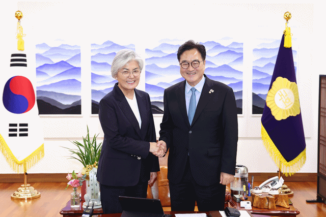 <b>우원식</b> 국회의장, <b>강경화 주미대사</b> 내정자 <b>접견</b>