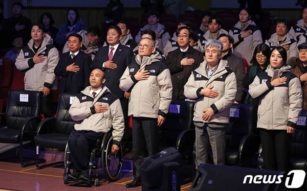 2025 <b>도쿄 데플림픽 선수단</b> 결단식...김대현 차관 격려금 전달