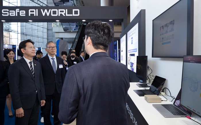 세계 첫 AI 해킹대회 열린 날...배경훈 부총리가 주목한 세 가지 기술 - 뉴스 썸네일 이미지