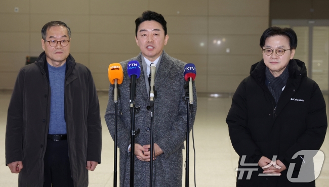 강훈식 비서실장 "캐나다 잠수함 수주 녹록지 않지만 진심 전달하겠다"... - 뉴스 썸네일 이미지