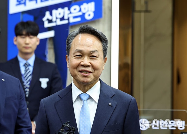 진옥동 신한금융 회장 "청년·지방 창업 전 과정 지원할 것" - 뉴스 썸네일 이미지