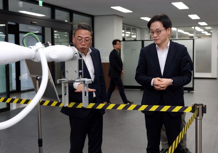 김정관 산업부 장관, 전국 산업거점 돌며 '5극3특' 속도전 - 뉴스 썸네일 이미지