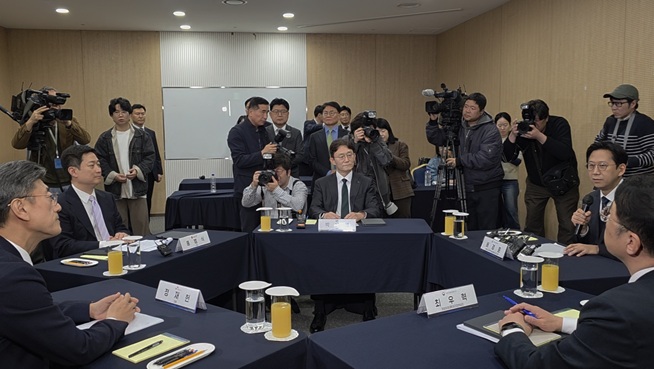 이통3사, 부총리 만나 '국민 신뢰 회복' 한목소리(종합) - 뉴스 썸네일 이미지