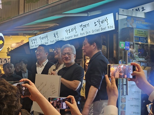 "한국 정말 바빠질 것"...홍대 달군 젠슨 황, HBM4·AI 선물 보따리 (종합... - 뉴스 썸네일 이미지