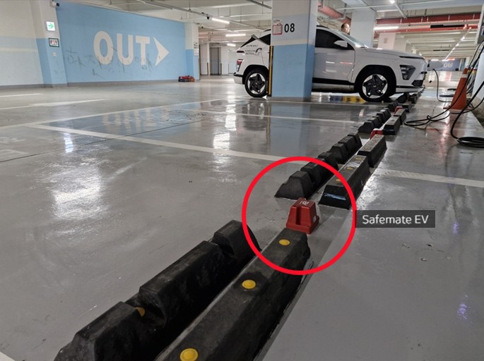 지하주차장 EV 충전구역 주차 스토퍼 인근에 설치된 Safemate EV-1