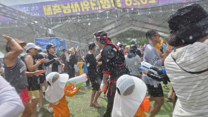 [포토]"사정없이 쏟아지는 물줄기, 더위 비켜!"...'평창 더위사냥축제' ... - 뉴스 썸네일 이미지