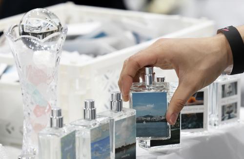 "K-뷰티 다음 주자"...뷰티·패션업계, '향'에 꽂혔다 - 뉴스 썸네일 이미지