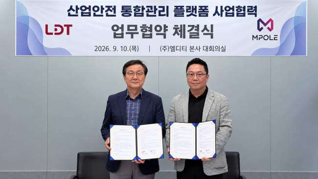 엘디티 김정준 대표와 엠폴 송승찬 대표가 업무협약 체결 후 기념촬영을 하고 있다.