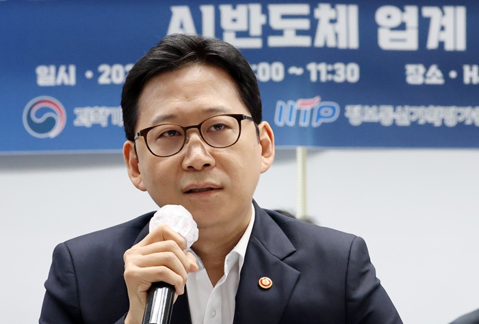 배경훈 부총리, AI 속도조절론에 "늦출 여유 없다"